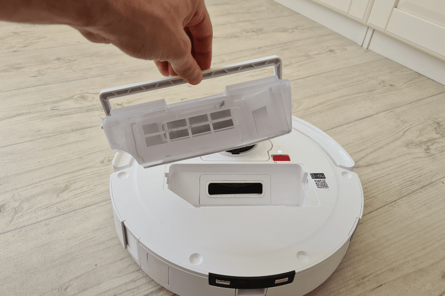 Der mobile Staubbehälter des ECOVACS DEEBOT T10 wird mit Hilfe eines Tragegriffs entnommen